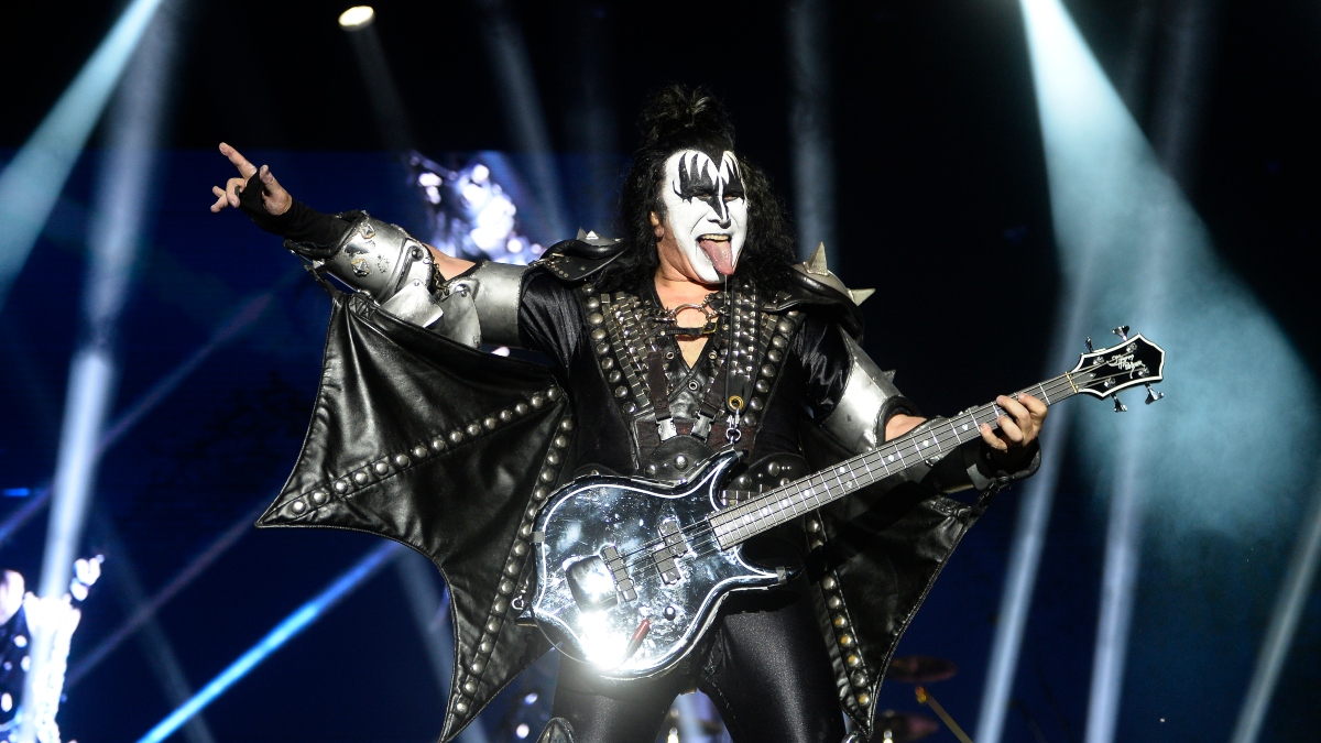 Llueven críticas a Kiss ya que estarían cobrando por foto detrás de un vidrio