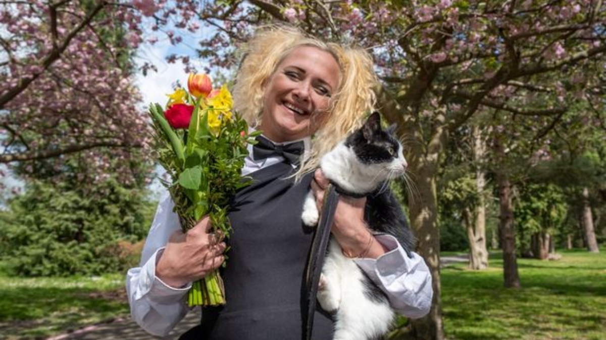Mujer se casó con su gato para evitar que sea expulsado de donde vive