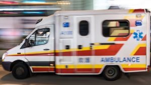 Mujer pateó ambulancia