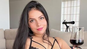 “Leona indomable”, le dicen a Aida Cortés por su cabellera en sugestiva foto