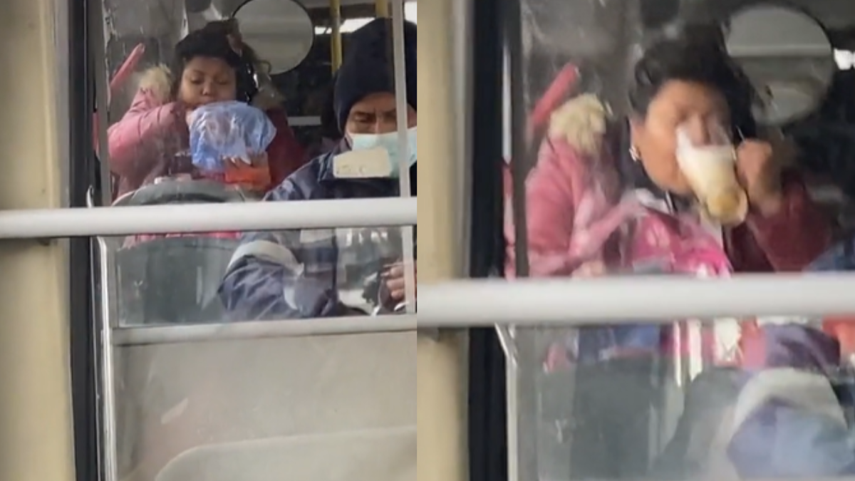 ¡Salud! Mujer se prepara su propia michelada en un bus