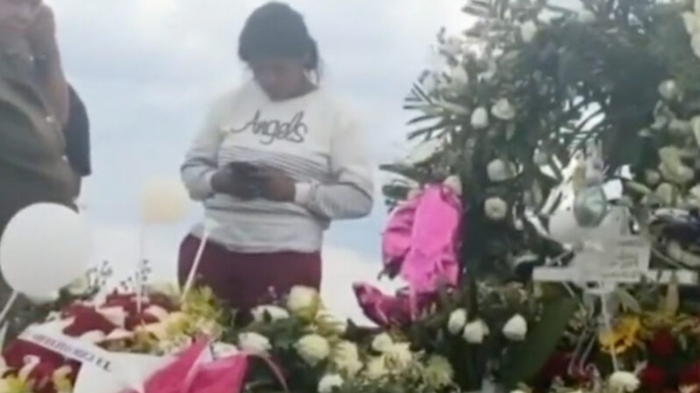 Niña despierta en su funeral
