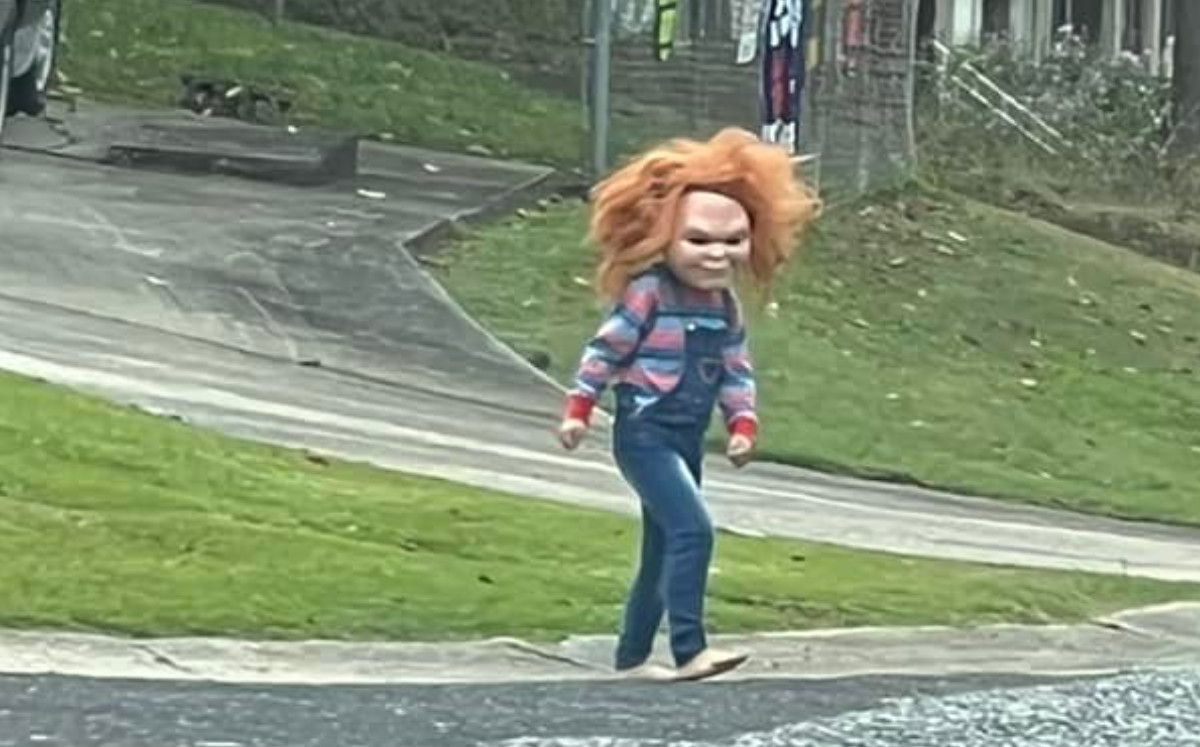 Niño disfrazado de Chucky aterroriza a sus vecinos