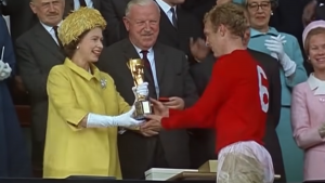 El equipo inglés fue el anfitrión y el trofeo fue recibido por el capitán del equipo: Booby Moore