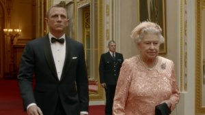 Reina Isabel II: el día que 'salto' de un helicóptero James Bond