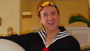 ¿Retiro digno o seguir divirtiendo? Baile de Carlos Villagrán ‘Kiko’ a sus 78 años divide opiniones El reconocido actor mexicano presentó recientemente su show en Honduras, el cual fue objeto de elogios pero también de críticas ‘Kiko’ es probablemente uno de los personajes más queridos y recordados de la serie humorística