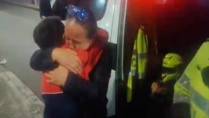 Abuela dejó olvidado a su nieto en un bus