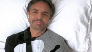 Eugenio Derbez en cama