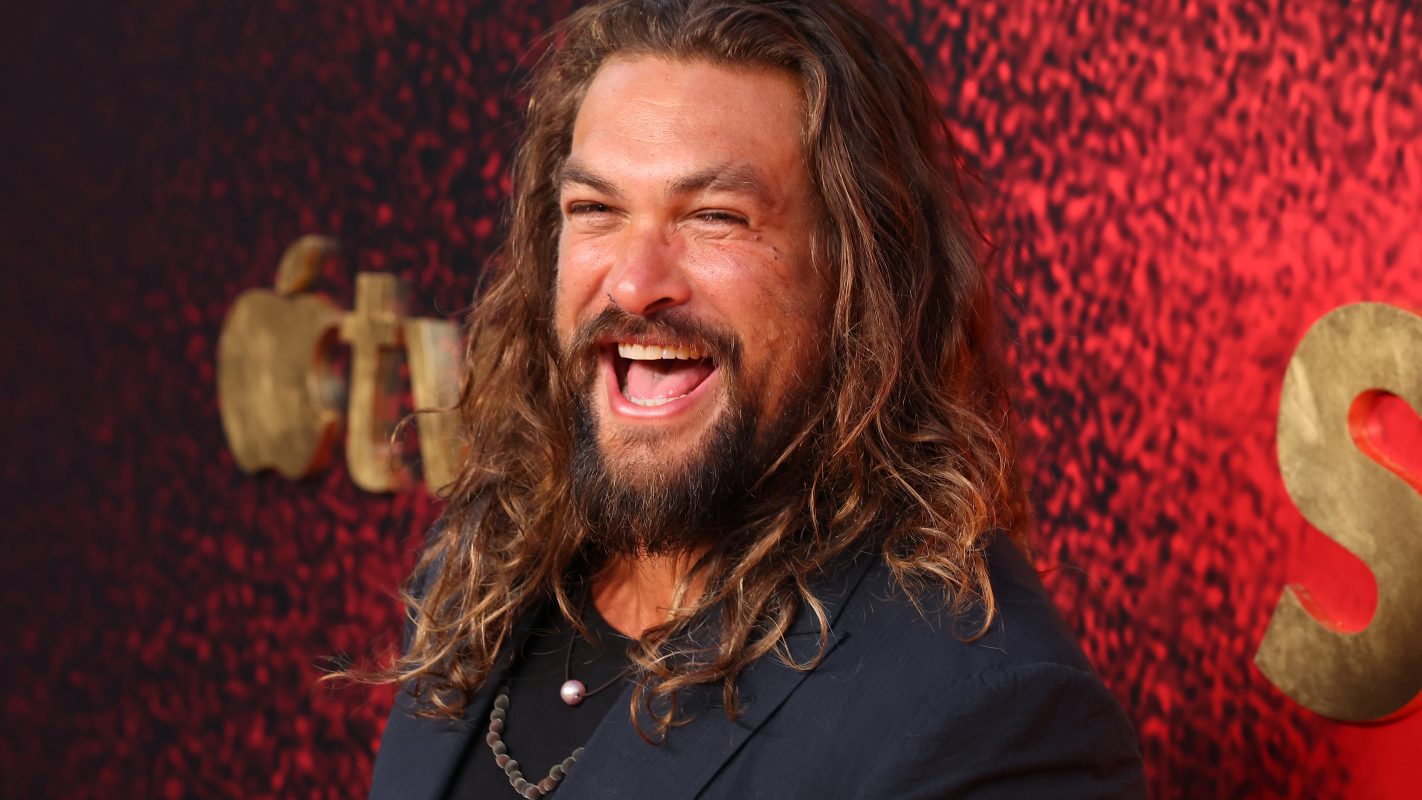 Jason Momoa se quita el cabello
