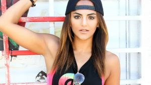 Mujer asegura que policías la arrestaron por ser “muy bonita”