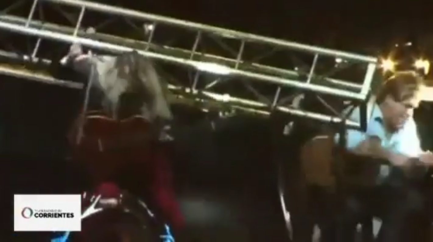 Pantalla gigante cae encima de una cantante durante concierto