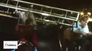 Pantalla gigante cae encima de una cantante durante concierto
