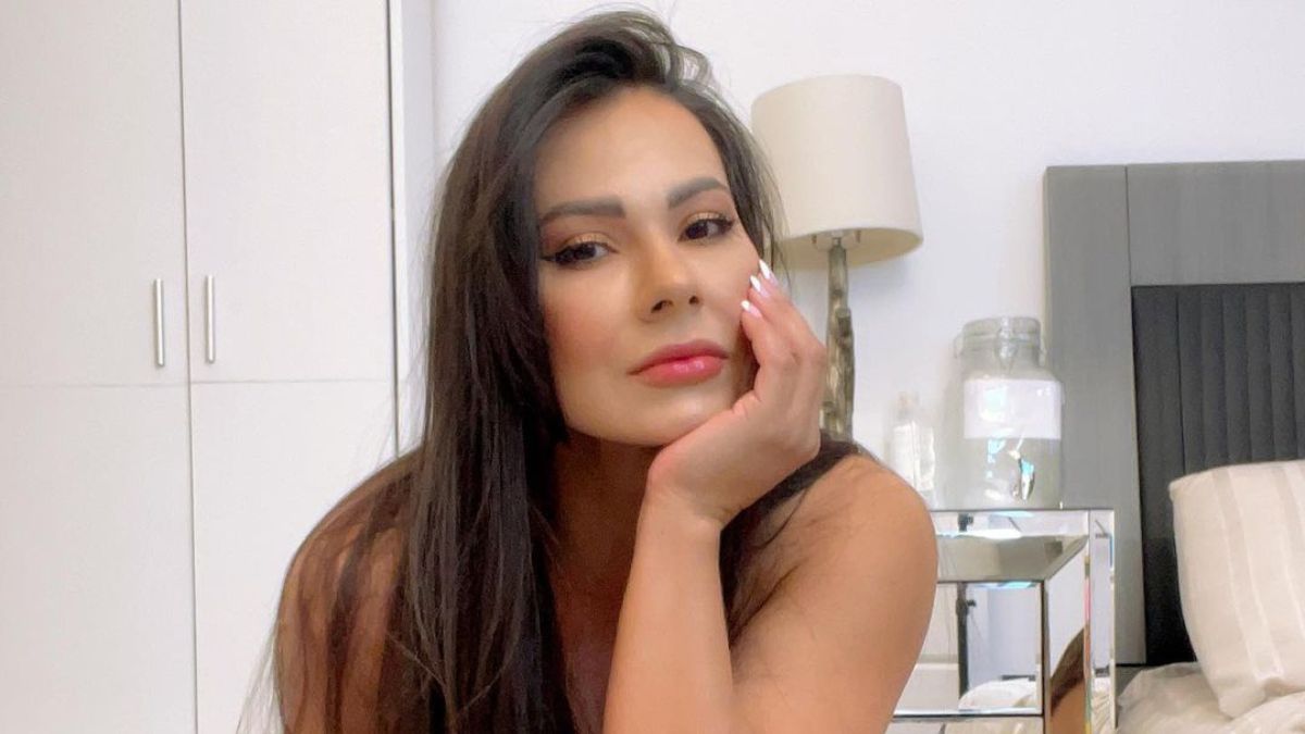 Esperanza compartió foto con atractivo actor porno
