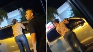 Mujer descubrió a su marido con la amante, se le montó en la camioneta y él arrancó