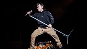 Bruce Dickinson, de Iron Maiden, arremetió contra fanáticos que fumaron “pu7@” droga