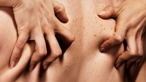 Vecinos escriben carta a mujer para que no grite tanto cuando hace el delicioso