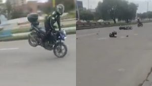 Motociclista reportaba peligroso hueco en Bogotá y grabó tremenda caída de otro conductor