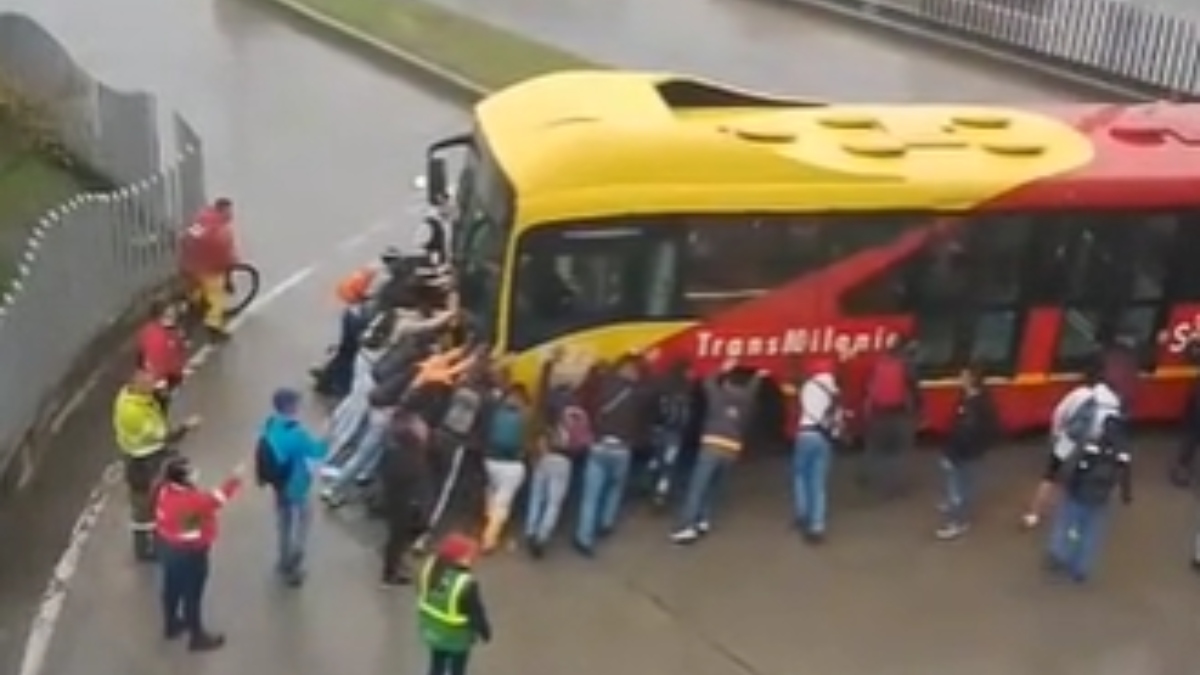 Bus de TransMilenio se varó y a pasajeros les tocó bajarse para ayudar a empujarlo