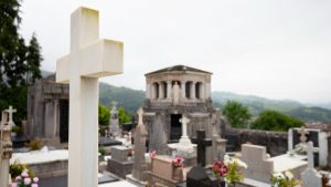 "Me dio repulsión": Polémica por pareja que tuvo relaciones en un cementerio