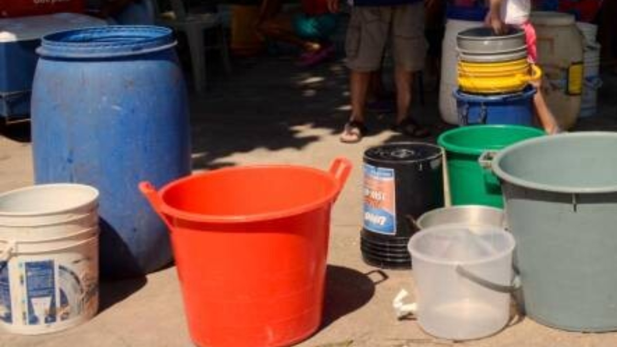 Habitantes sacaron las cocas y baldes a la calle y se bañaron en calle