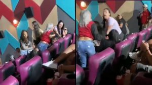 Fueron a cine y protagonizaron escena de acción ‘mechoneándose’ en plena sala en Medellín