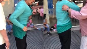 Abuela es sorprendida mientras que una rata se paseaba por su cuerpo