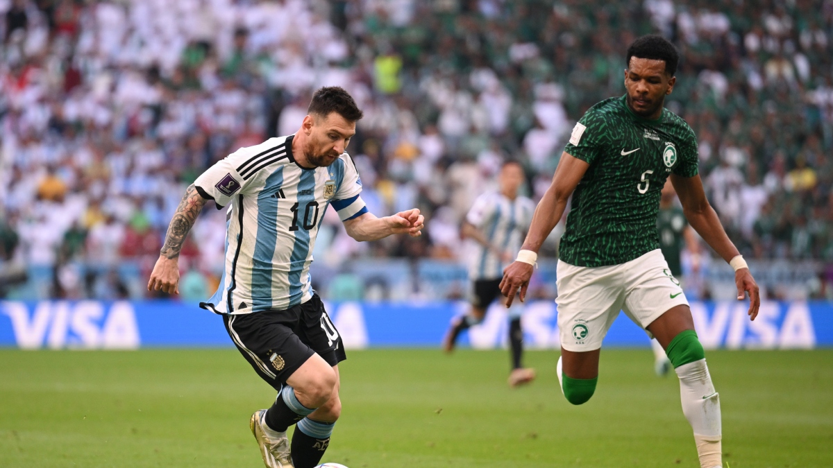 ¡Ah, bueno! Jugador de Arabia buscó a Messi para celebrarle el gol en la cara