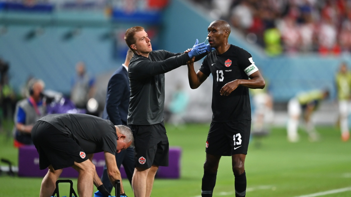 No habiendo más: futbolista de Canadá jugó con un tampón en la nariz en Qatar 2022