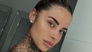 Los tatuajes de la pareja de un jugador francés que tienen embobados a muchos en Qatar