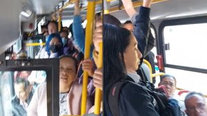 Conductor del SITP emberracado le canta la tabla a usuarios que se cuelan