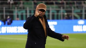 Samuel Eto’o levantó a patadas a un aficionado a las afueras de un estadio