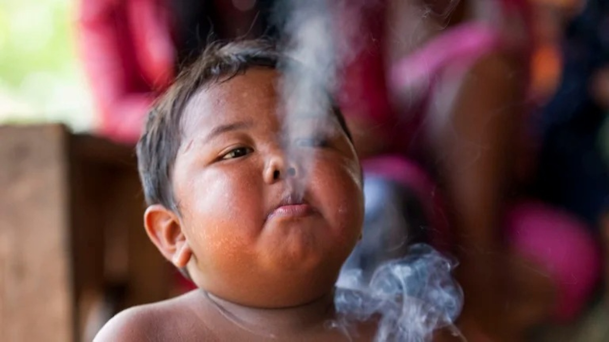 Así se ve ahora el niño que fumaba 40 cigarrillos al día