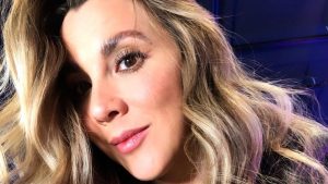 Llenan de halagos a Juliana Casali por fotografía en la que presume sus cuadritos