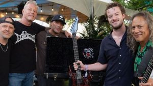 Metallica y Joseph Quinn