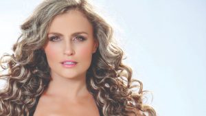 Aura Cristina Geithner sube la temperatura con peligroso body paint de mamá Noel