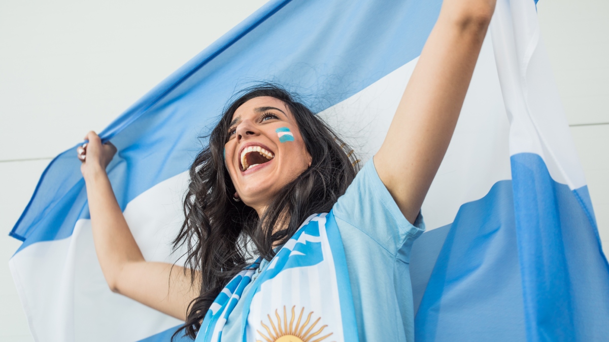 Hincha argentina celebró quitándose la camisa en el estadio: ¿puede tener cárcel?