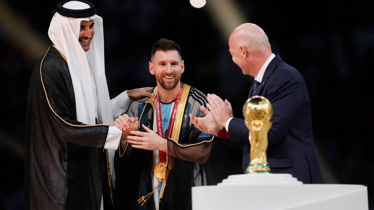¿Qué significa la capa que le colocaron a Messi en la celebración de Qatar 2022?