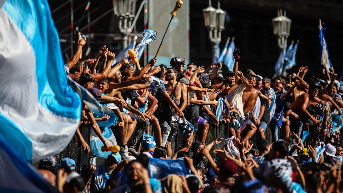Argentinos armaron besos de tres en el Obelisco como parte de la celebración del Mundial