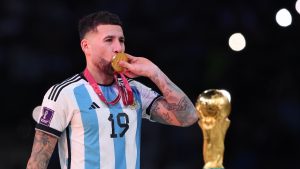 El raro acto que estaba haciendo Otamendi mientras celebraba con Argentina