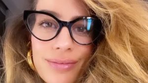 Manuela González muestra las curvas prohibidas con escotado vestido