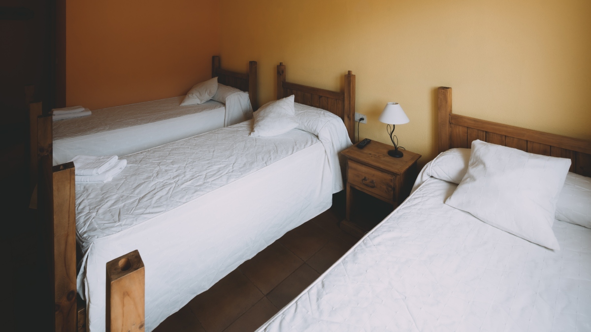 Por robarse las sábanas, motel amenaza a pareja con filtrar imágenes