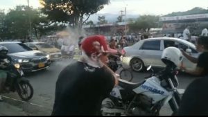 La patada voladora con la que policía se defendió de hombre en la Feria de Cali