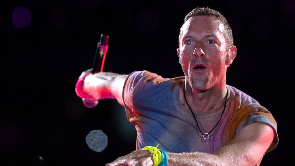 La diferencia entre Chris Martin y Bad Bunny: reviven video del británico conociendo fans