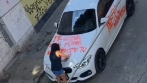 09012023_MujerPinraCarro