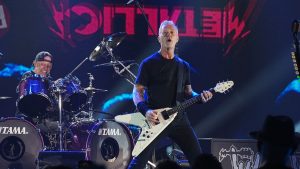 “Heredo los buenos gustos”: bebé se arrulla con música de Metallica