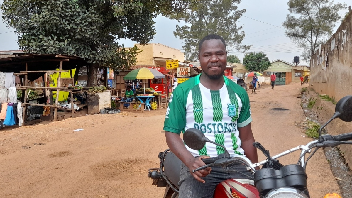 La insólita respuesta de motociclista africano que portaba la camiseta de Nacional