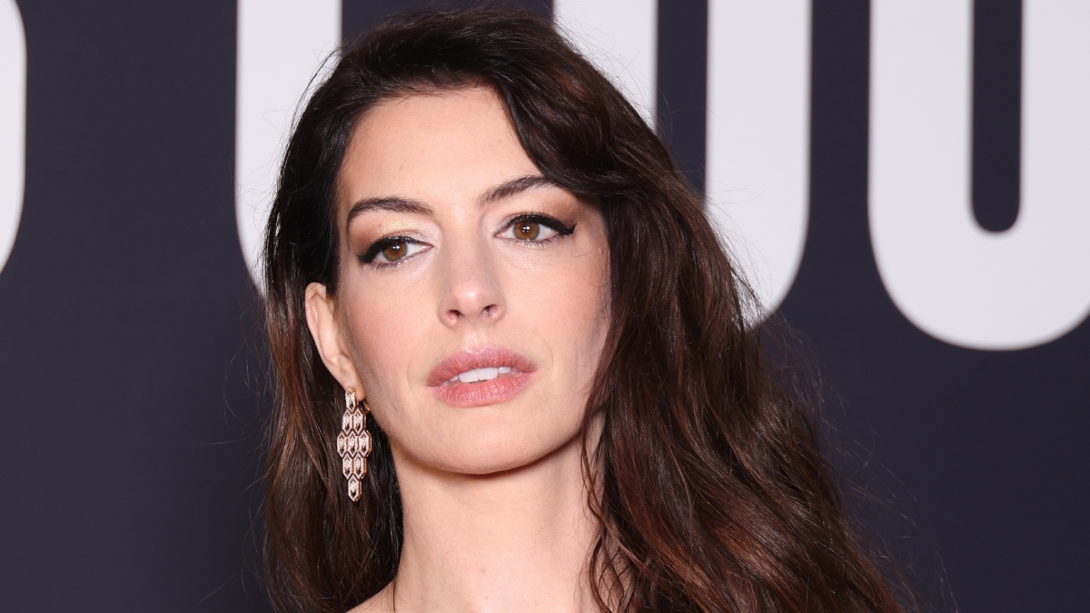 Anne Hathaway se robó la atención con su minivestido y pasos prohibidos en fiesta en París