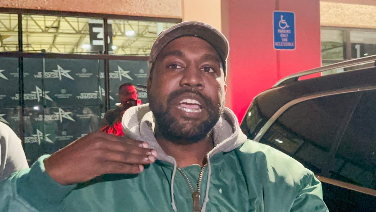 Kanye West enfureció y lanzó el celular de una mujer que lo estaba grabando