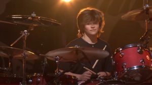 Hijo de Taylor Hawkins ganó premio por su presentación en conciertos homenaje a su padre