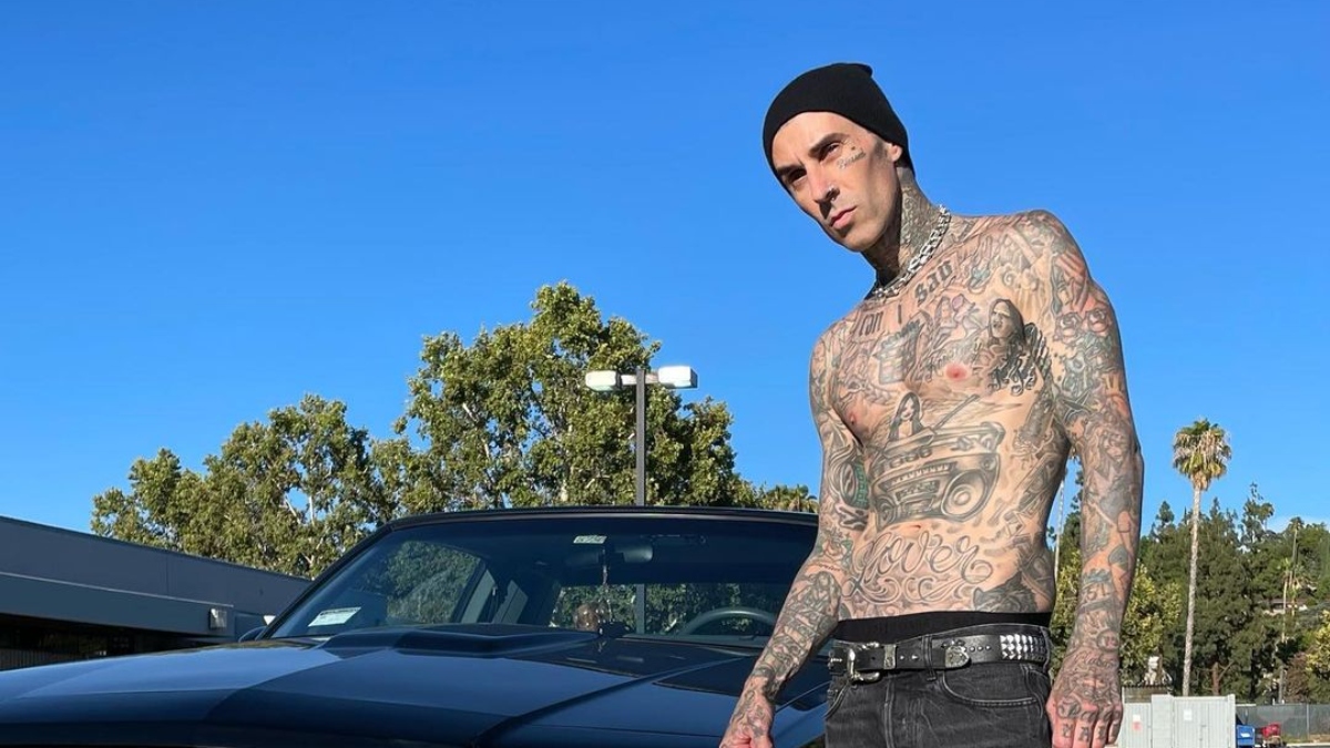 ¿Se prenden alarmas? Travis Barker se lesionó un dedo nuevamente